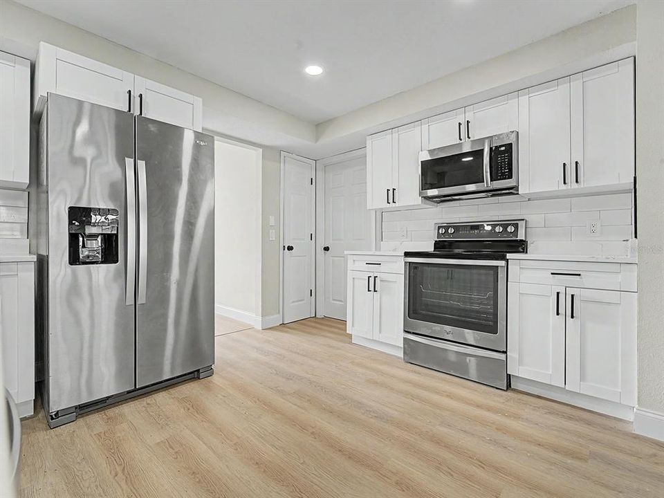 Activo con contrato: $414,999 (4 camas, 2 baños, 1863 Pies cuadrados)