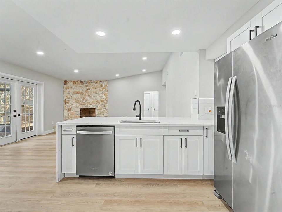 Activo con contrato: $414,999 (4 camas, 2 baños, 1863 Pies cuadrados)