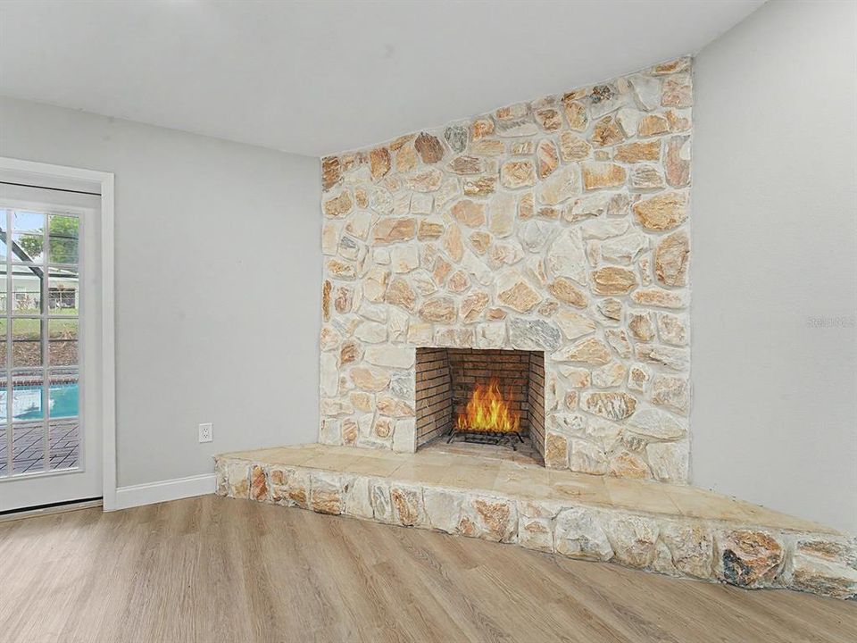 Activo con contrato: $414,999 (4 camas, 2 baños, 1863 Pies cuadrados)