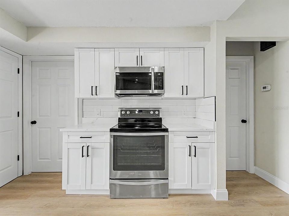 Activo con contrato: $414,999 (4 camas, 2 baños, 1863 Pies cuadrados)