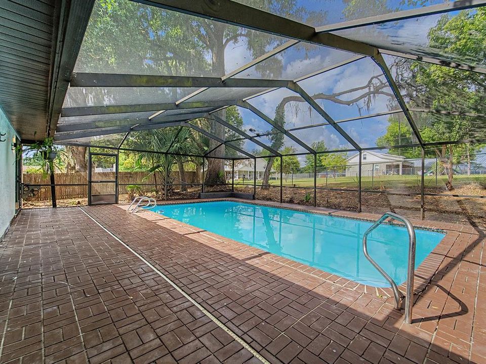 Activo con contrato: $414,999 (4 camas, 2 baños, 1863 Pies cuadrados)
