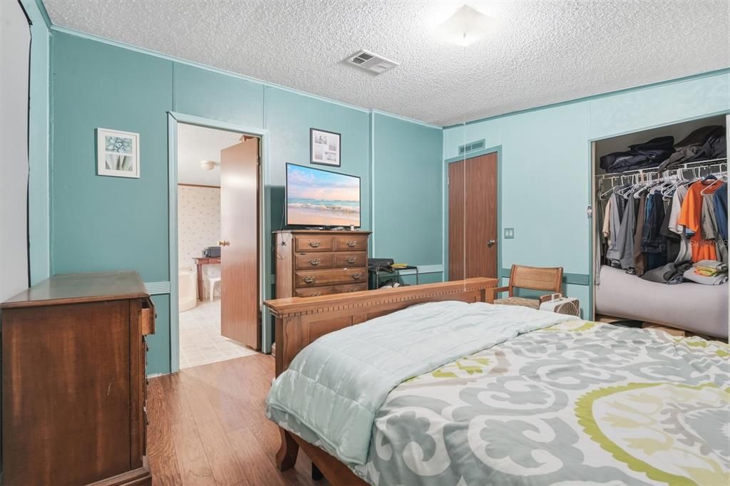 На продажу: $280,000 (4.23 acres)