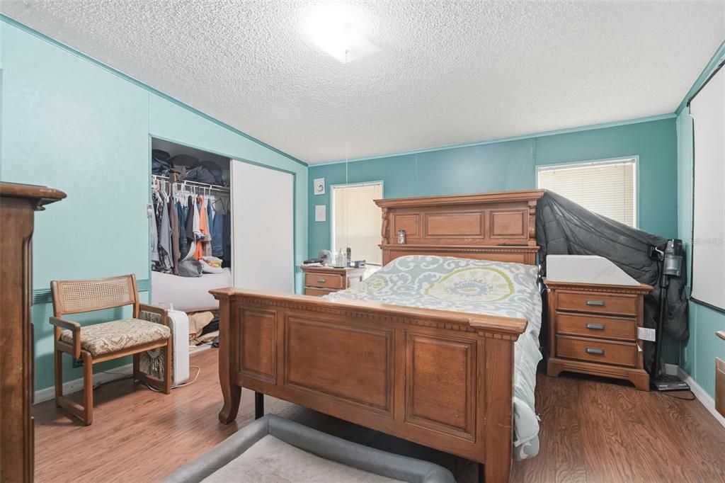 На продажу: $280,000 (4.23 acres)