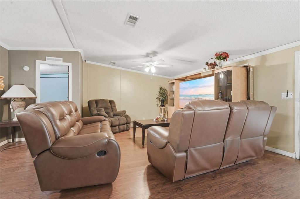 На продажу: $280,000 (4.23 acres)