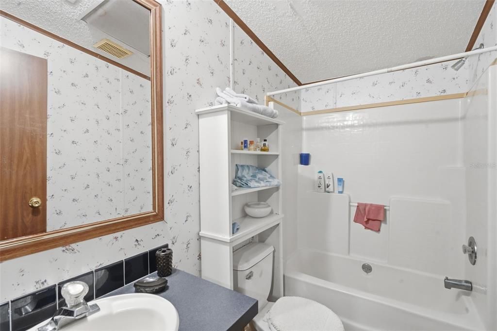 На продажу: $280,000 (4.23 acres)