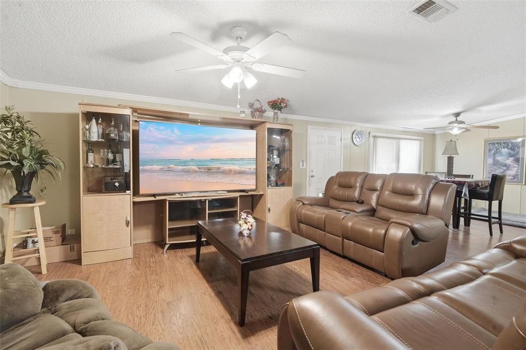 На продажу: $280,000 (4.23 acres)