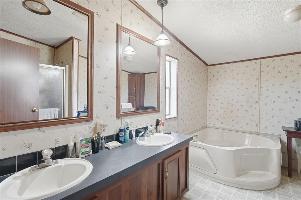 На продажу: $280,000 (4.23 acres)