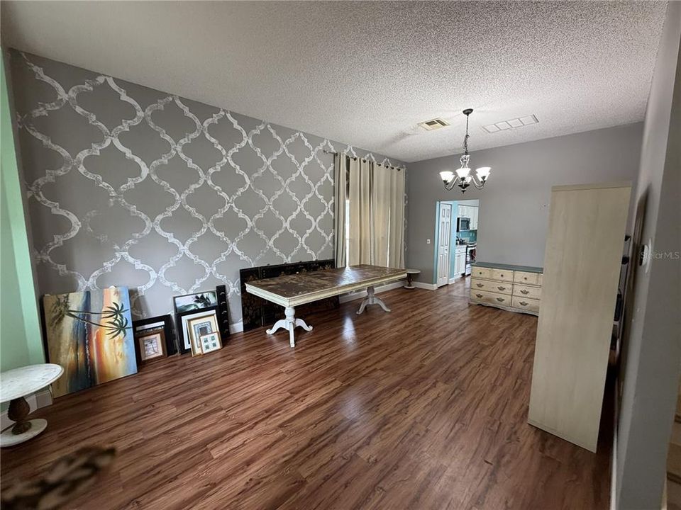 Activo con contrato: $500,000 (4 camas, 2 baños, 2810 Pies cuadrados)