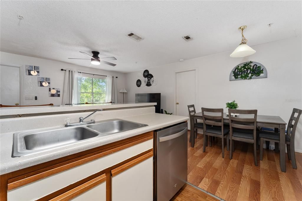 En Venta: $179,990 (2 camas, 2 baños, 1019 Pies cuadrados)