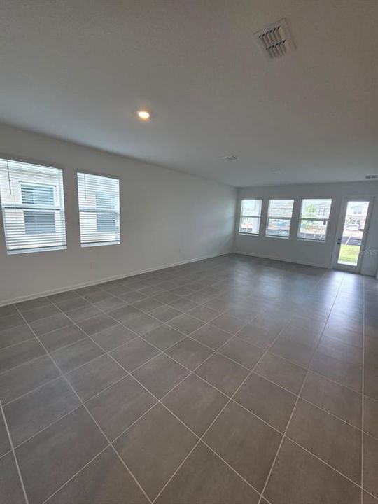 Activo con contrato: $2,700 (4 camas, 3 baños, 2199 Pies cuadrados)