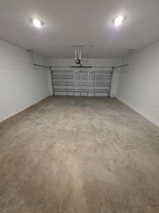 Activo con contrato: $2,700 (4 camas, 3 baños, 2199 Pies cuadrados)