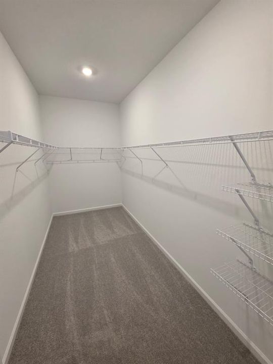 Activo con contrato: $2,700 (4 camas, 3 baños, 2199 Pies cuadrados)