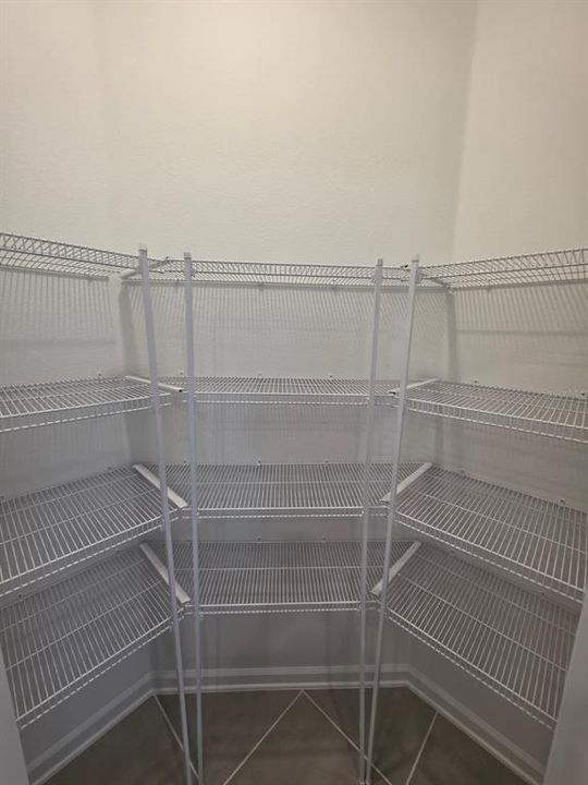 Activo con contrato: $2,700 (4 camas, 3 baños, 2199 Pies cuadrados)