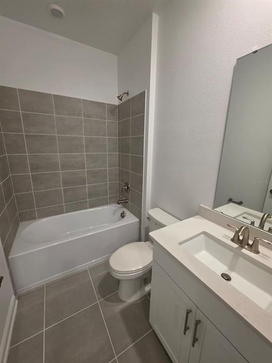 Activo con contrato: $2,700 (4 camas, 3 baños, 2199 Pies cuadrados)