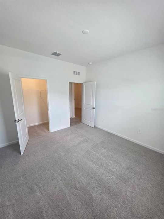 Activo con contrato: $2,700 (4 camas, 3 baños, 2199 Pies cuadrados)