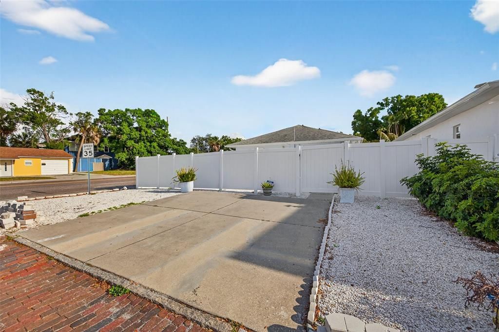 Active With Contract: $3,500 (3 beds, 2 baths, 1379 Square Feet)