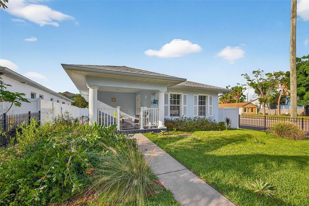 Active With Contract: $3,500 (3 beds, 2 baths, 1379 Square Feet)