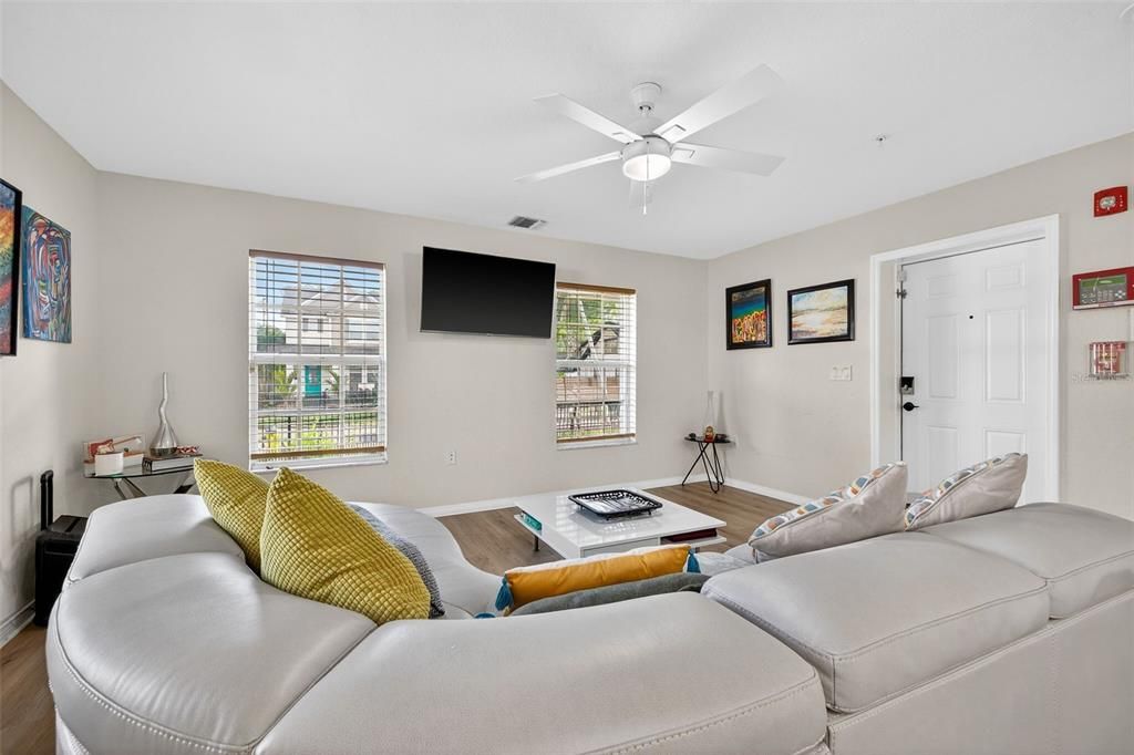 Active With Contract: $3,500 (3 beds, 2 baths, 1379 Square Feet)