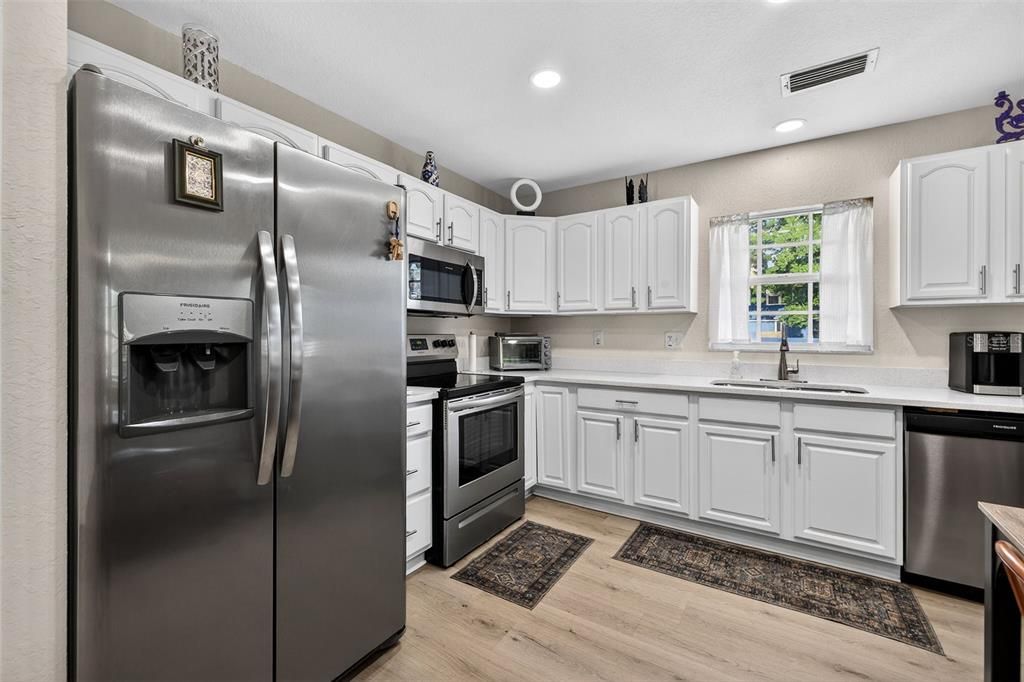 Active With Contract: $3,500 (3 beds, 2 baths, 1379 Square Feet)