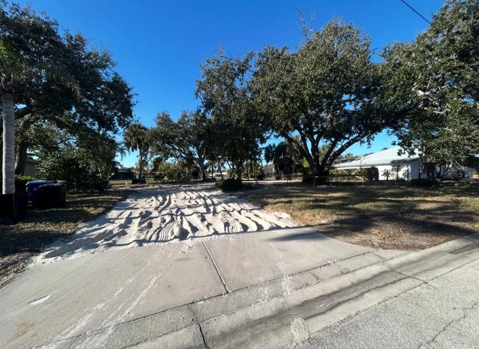 На продажу: $1,575,000 (0.34 acres)