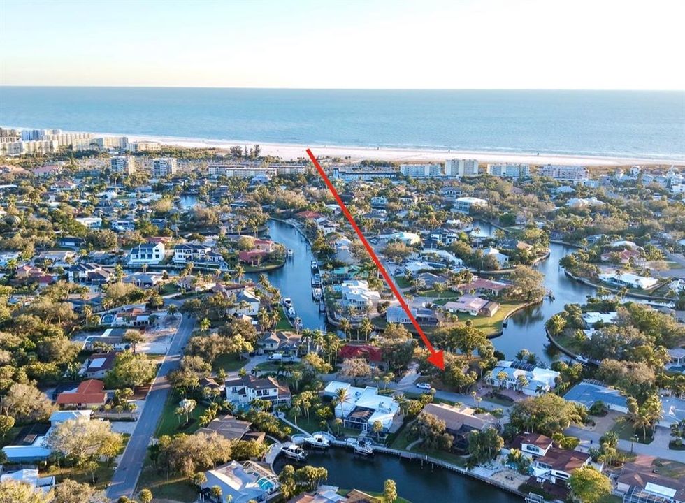 На продажу: $1,575,000 (0.34 acres)