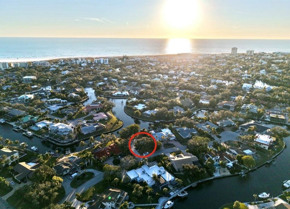 На продажу: $1,575,000 (0.34 acres)