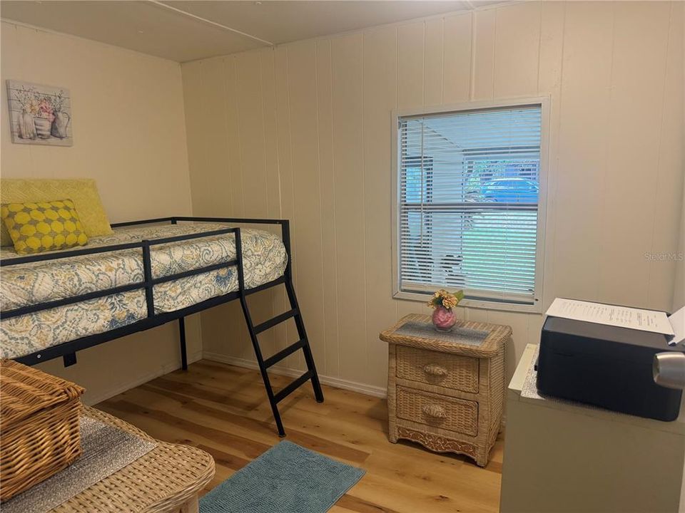 For Sale: $135,000 (2 beds, 1 baths, 884 Square Feet)