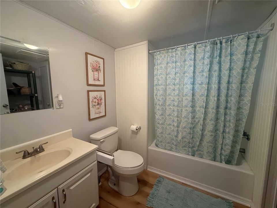 For Sale: $135,000 (2 beds, 1 baths, 884 Square Feet)