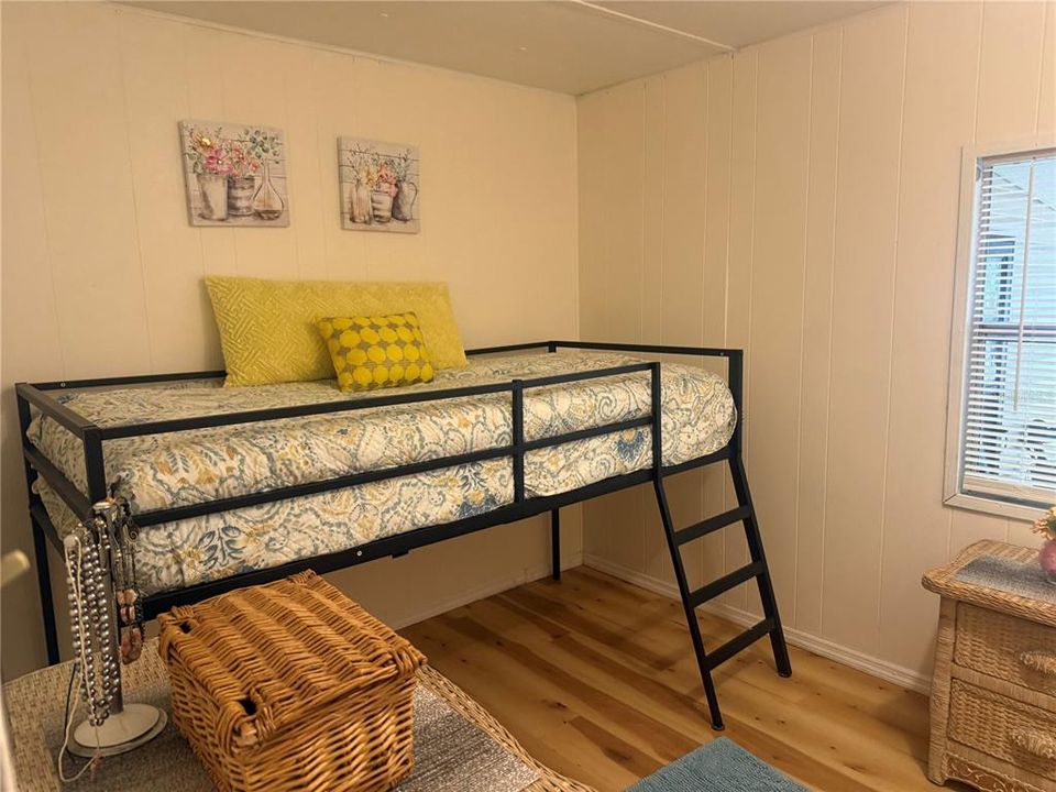 For Sale: $135,000 (2 beds, 1 baths, 884 Square Feet)