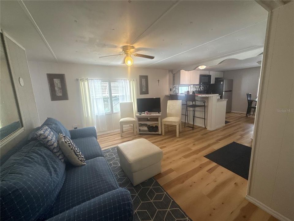 For Sale: $135,000 (2 beds, 1 baths, 884 Square Feet)