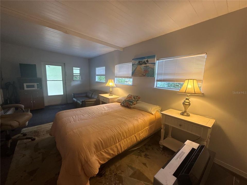 For Sale: $135,000 (2 beds, 1 baths, 884 Square Feet)