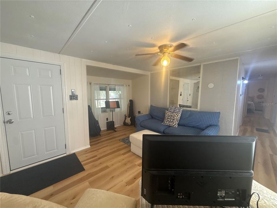 For Sale: $135,000 (2 beds, 1 baths, 884 Square Feet)