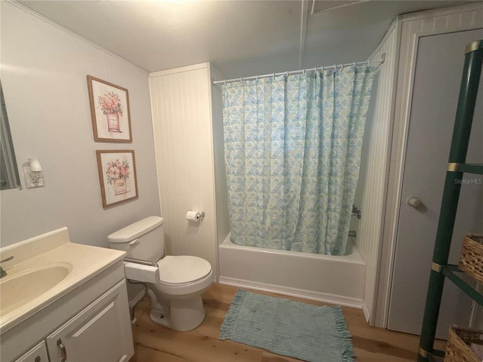 For Sale: $135,000 (2 beds, 1 baths, 884 Square Feet)