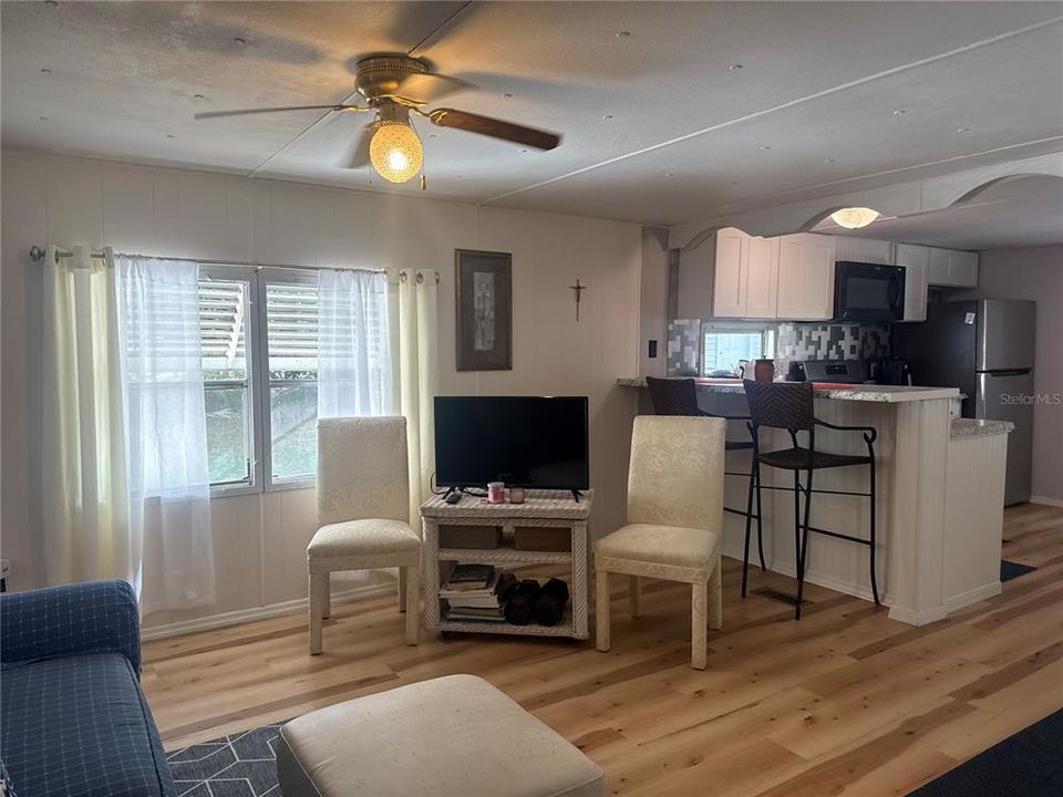 For Sale: $135,000 (2 beds, 1 baths, 884 Square Feet)