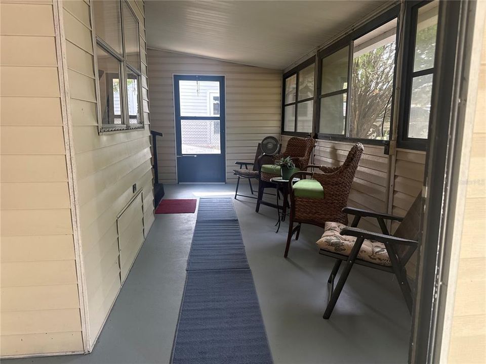 For Sale: $135,000 (2 beds, 1 baths, 884 Square Feet)