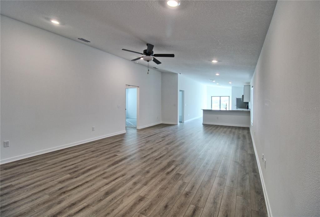 Activo con contrato: $2,400 (3 camas, 2 baños, 1697 Pies cuadrados)