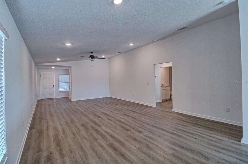 Activo con contrato: $2,400 (3 camas, 2 baños, 1697 Pies cuadrados)
