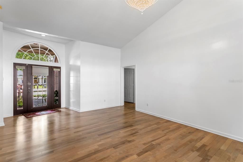 Activo con contrato: $745,000 (4 camas, 3 baños, 3000 Pies cuadrados)