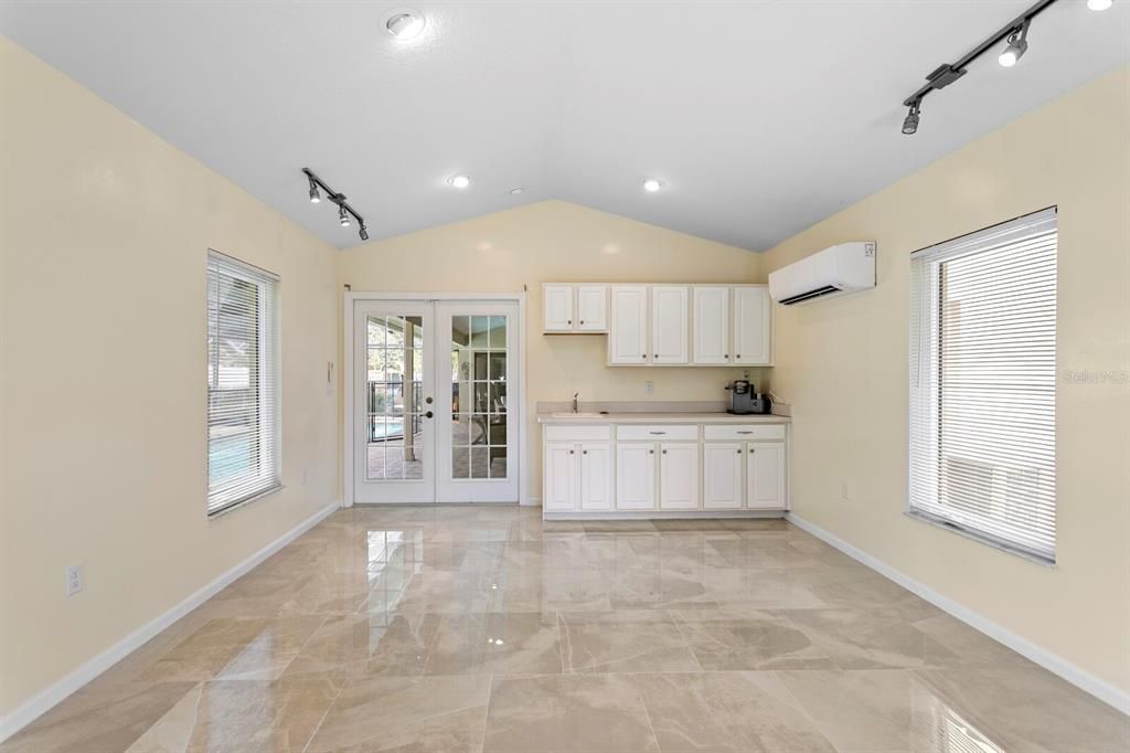 Activo con contrato: $745,000 (4 camas, 3 baños, 3000 Pies cuadrados)