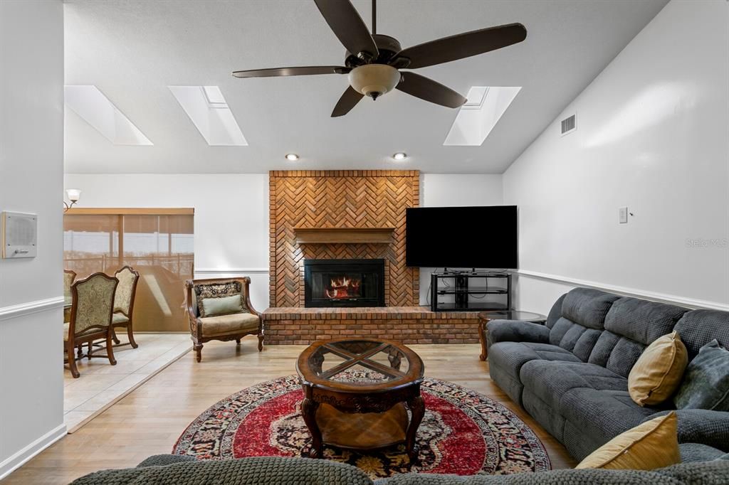 Activo con contrato: $745,000 (4 camas, 3 baños, 3000 Pies cuadrados)