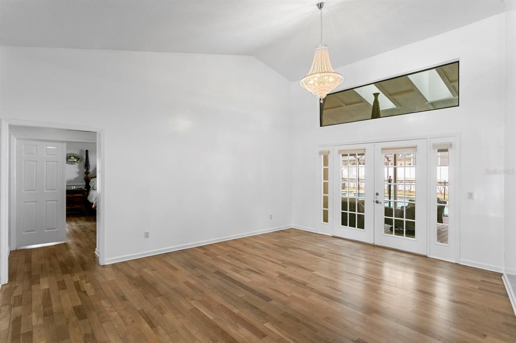 Activo con contrato: $745,000 (4 camas, 3 baños, 3000 Pies cuadrados)