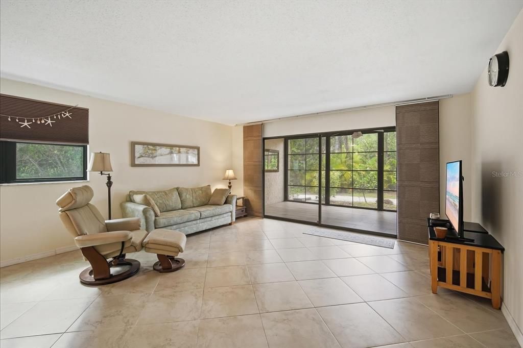 En Venta: $250,000 (2 camas, 2 baños, 1408 Pies cuadrados)