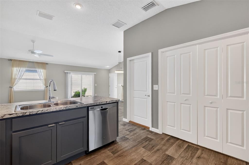 Под контрактом: $269,900 (2 спален, 2 ванн, 1148 Квадратных фут)