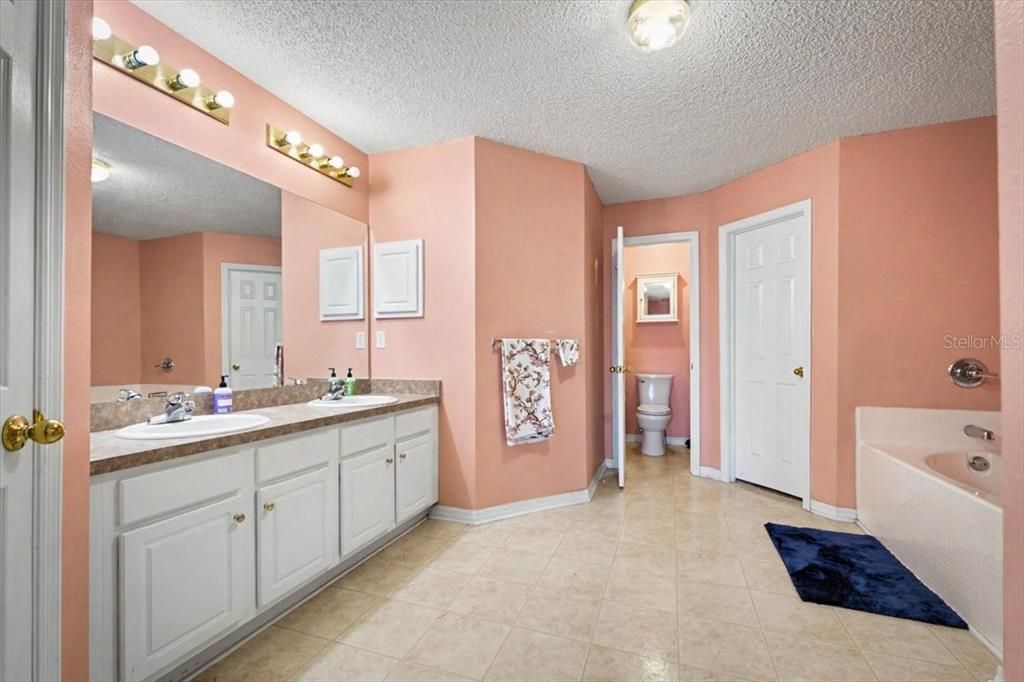 Activo con contrato: $325,000 (4 camas, 2 baños, 2575 Pies cuadrados)