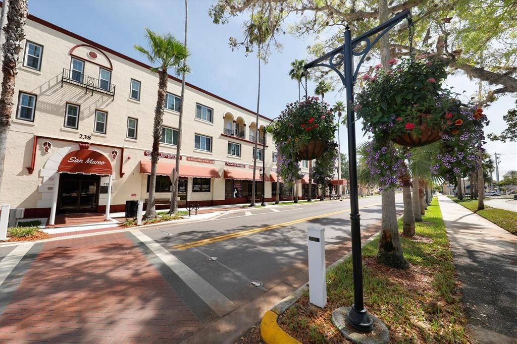 For Sale: $899,000 (2 beds, 2 baths, 1195 Square Feet)