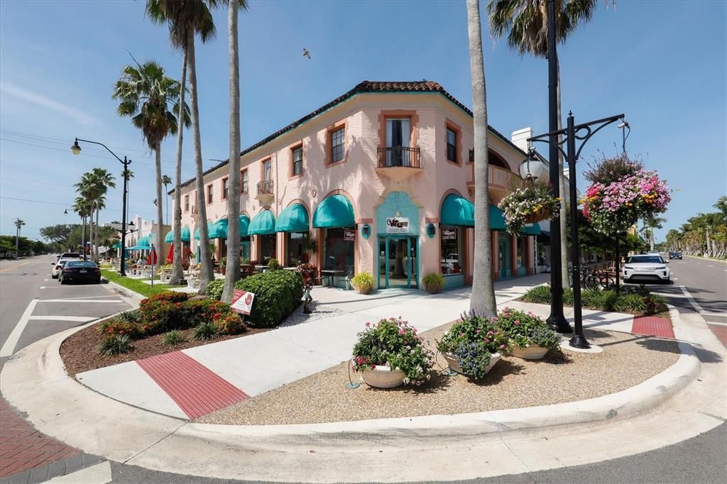 For Sale: $899,000 (2 beds, 2 baths, 1195 Square Feet)