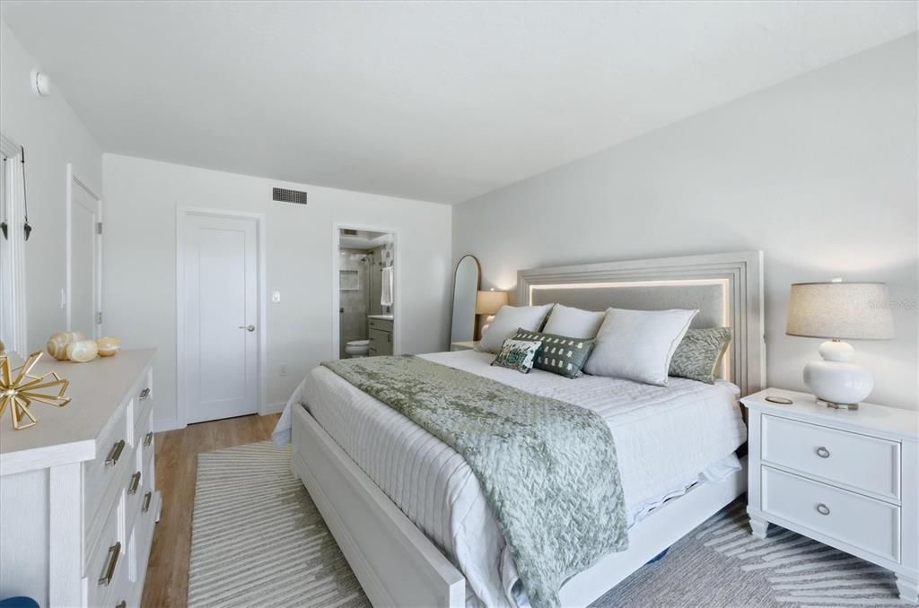 For Sale: $899,000 (2 beds, 2 baths, 1195 Square Feet)