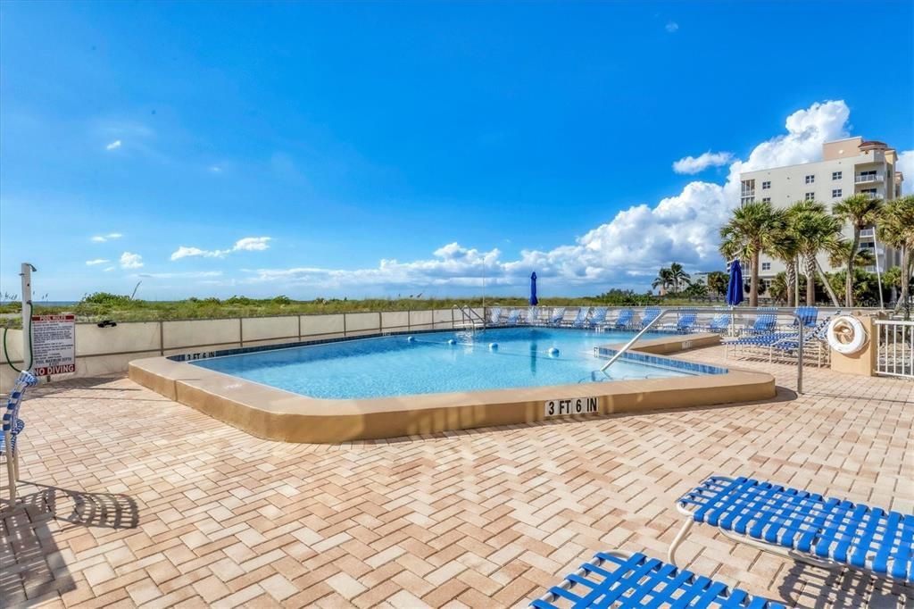 For Sale: $899,000 (2 beds, 2 baths, 1195 Square Feet)