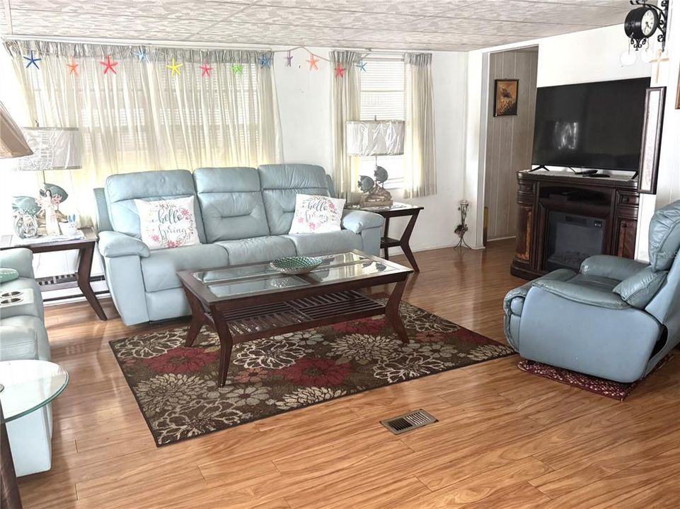 For Sale: $139,000 (2 beds, 2 baths, 471 Square Feet)