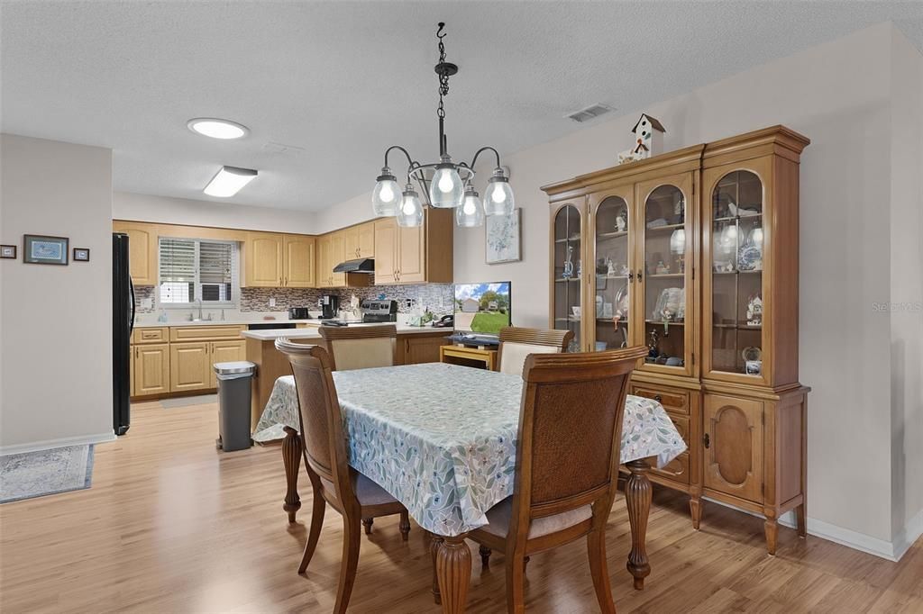 Active With Contract: $244,900 (3 beds, 2 baths, 1526 Square Feet)